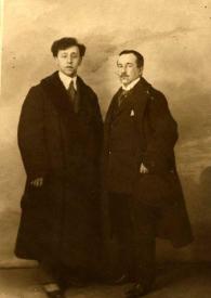Portada:Plano general de Arthur Rubinstein, con 23 años, y Antek Moszkowski posando, con abrigos y sombreros en la mano