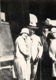 Portada:Plano general una mujer, Arthur Rubinstein, otra mujer y el Señor Fitelberg posando delante de un tren