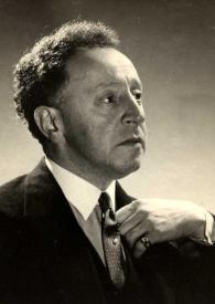 Portada:Plano medio de Arthur Rubinstein (perfil derecho) posando con la mano izquierda sobre la solapa de la chaqueta del traje