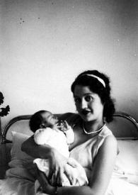 Portada:Plano general de Aniela Rubinstein posando en la cama de un hospital con Paul Rubinstein, recién nacido, en brazos