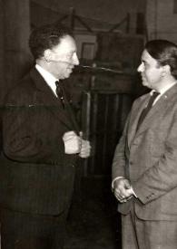 Portada:Plano general de Arthur Rubinstein (perfil derecho) charlando con el Director de la Orquesta Romasfeim (perfil izquierdo)