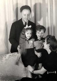 Portada:Foto de familia de Arthur Rubinstein, Eva Rubinstein, Paul Rubinstein y Aniela Rubinstein (perfil izquierdo) posando