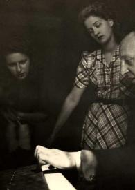 Portada:Plano medio de Laura Dubman Fratti y Aniela Rubinstein observando a Arthur Rubinstein sentado al piano