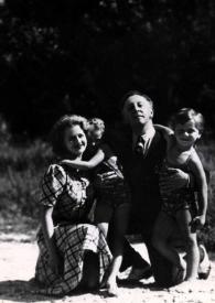 Portada:Plano general de Aniela Rubinstein en cuclillas abrazando a Eva Rubinstein y Arthur Rubinstein a Paul Rubinstein posando