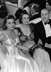Portada:Plano general de Lili Damita, Gladys Peabody, Sir Victor Sassoon, Condesa Dorothy Di Frasso y Marlene Dietrich sentados en un sofá posando