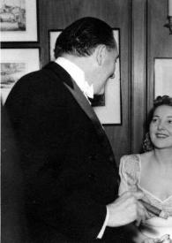 Portada:Plano medio de Fritz Lang (perfil derecho), Pat Boyer (esposa de Charles Boyer) y George Raft (perfil izquierdo) charlando