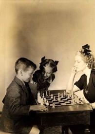 Portada:Plano general de Paul Rubinstein y Aniela Rubinstein jugando al ajedrez mientras Eva Rubinstein les observa