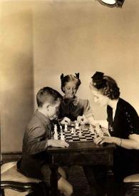 Portada:Plano general de Paul Rubinstein y Aniela Rubinstein jugando al ajedrez mientras Eva Rubinstein les observa
