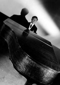 Portada:Plano medio de Arthur Rubinstein sentado al piano posando. Fotografía en plano inclinado