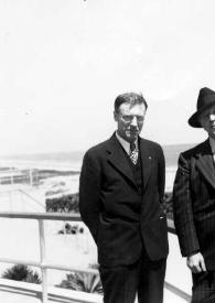 Portada:Plano general de un hombre y Arthur Rubinstein posando en el paseo marítimo
