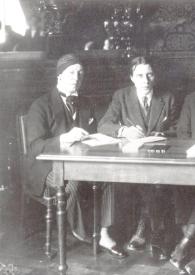 Portada:Plano medio de Arthur Rubinstein, Alfred Cortot, un hombre, Ernest Schelling y el Señor Pembauer sentados en una mesa