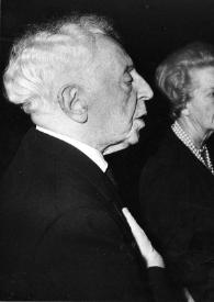 Portada:Plano medio de Arthur Rubinstein (perfil derecho), Aniela Rubinstein, una mujer y Daniel Barenboim (perfil izquierdo) charlando.