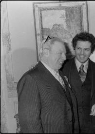 Portada:Plano medio de Isaac Stern (perfil derecho), Daniel Barenboim, Vera Stern (perfil izquierdo), Arthur Rubinstein y el embajador posando.