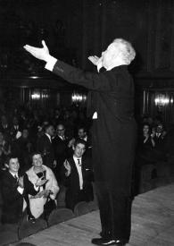 Portada:Plano general de Arthur Rubinstein (perfil izquierdo) saludando al público, de pie y aplaudiendo