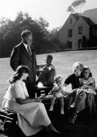 Portada:Plano general de Eva Rubinstein, Arthur Rubinstein, Paul Rubinstein, John Rubinstein, Aniela Rubinstein y Alina Rubinstein en brazos de Aniela posando sentados en el jardín