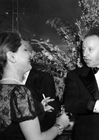 Portada:Plano medio de una mujer charlando con Arthur Rubinstein y Basil Rathbone