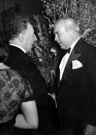 Portada:Plano medio de Arthur Rubinstein (perfil derecho) y un hombre (perfil izquierdo) charlando