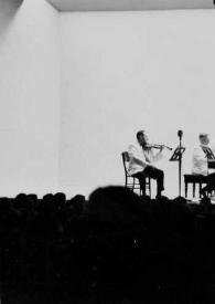 Portada:Plano general del escenario: Jascha Heifetz al violín, Gregor Piatigorsky al violonchelo y Arthur Rubinstein sentado al piano