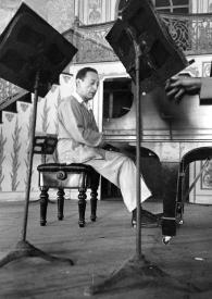 Portada:Plano general de Jascha Heifetz (perfil derecho) al piano.