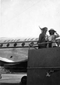 Portada:Plano medio de Virginia Bacon y Eva Rubinstein posando en la escalerilla del avión