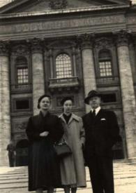 Portada:Plano general de Aniela Rubinstein, Eva Rubinstein y Arthur Rubinstein posando