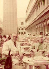 Portada:Plano general de Arthur Rubinstein  sentado en el café
Florian con otros dos hombres