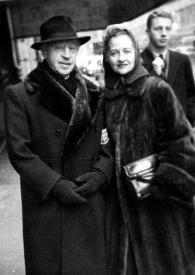 Portada:Plano general de Arthur Rubinstein y Aniela Rubinstein posando. Detrás de ellos Paul Rubinstein