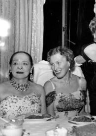 Portada:Plano general de Helena Rubinstein, Maria Dembinska, Bronka Gerard y Arthur Rubinstein sentados a la mesa