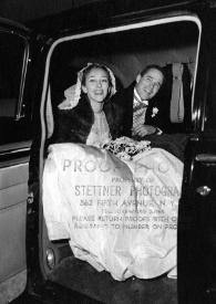 Portada:Plano general de Eva Rubinstein y William Sloane Coffin posando dentro de una limousina