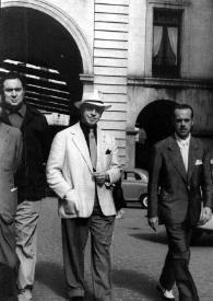 Portada:Plano general de Arthur Rubinstein paseando con tres hombres