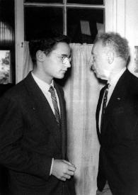 Portada:Plano medio de un hombre (perfil derecho) y Arthur Rubinstein (perfil izquierdo) charlando