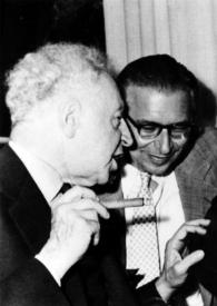 Portada:Plano medio de Arthur Rubinstein, con un puro en la mano, Henry Haftel Zvi y Fredric Rand Mann bebiendo de un vaso, charlando