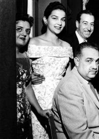 Portada:Plano medio de varias personas del público, entre ellas Pablo Casals, al fondo detrás de una mujer, Arthur Rubinstein