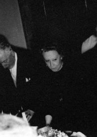 Portada:Plano medio de Arthur Rubinstein brindando con Olga de Cadaval