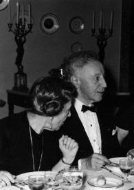 Portada:Plano medio de Arthur Rubinstein sentado a la mesa con Olga de Cadaval