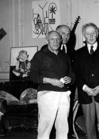 Portada:Plano general de Pablo Picasso, Arthur Rubinstein y dos hombres posando