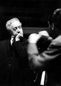 Portada:Plano medio de Arthur Rubinstein con la mano en la boca, charlando con Jan Jacob Bistritzky (de espaldas)