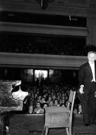 Portada:Plano general de Arthur Rubinstein de pie junto al piano en el escenario de espaldas al público