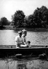Portada:Plano general de Alina Rubinstein, John Rubinstein y un niño en una barca en un lago