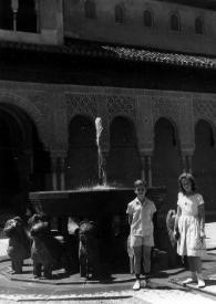 Portada:Plano general de John Rubinstein y Alina Rubinstein ante la fuente del Patio de los Leones de la Alhambra