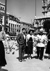 Portada:Plano general de Nathan Milstein, Thérèse Milstein, Arthur Rubinstein y Odette Golschmann posando en la Plaza de San Marco rodeados de palomas