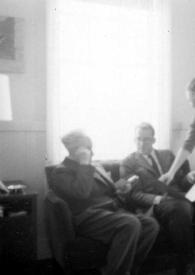 Portada:Plano general de Arthur Rubinstein y William Sloane Coffin (ambos sentados) y Eva Rubinstein (de pie) charlando