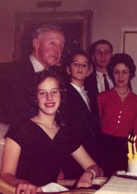 Portada:Foto de familia de Alina Rubinstein, Arthur Rubinstein, John Rubinstein, Paul Rubinstein, Brenda Stern (Esposa de Paul Rubinstein) y Anna Mlynarska posando junto a una tarta de cumpleaños