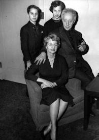 Portada:Plano general de John Rubinstein, Aniela Rubinstein (sentada en un sillón), Alina Rubinstein y Arthur Rubinstein posando