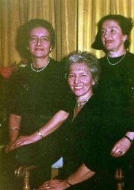 Portada:Plano general de las hermanas Maria Unilowska, Halina Rodzinski y Aniela Mieczyslawska delante de unas cortinas