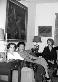 Portada:Plano general de dos mujeres, Aniela Rubinstein y Felicja Krance sentadas en un sofa