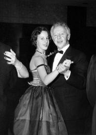 Portada:Plano general de Alina Rubinstein y Arthur Rubinstein bailando