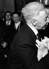 Portada:Plano medio de Arthur Rubinstein saludando a una mujer