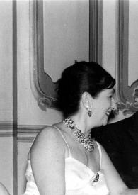 Portada:Plano medio de Arthur Rubinstein junto a Helena Rubinstein y una mujer posando y charlando
