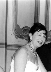 Portada:Plano medio de Arthur Rubinstein junto a Helena Rubinstein y una mujer posando
